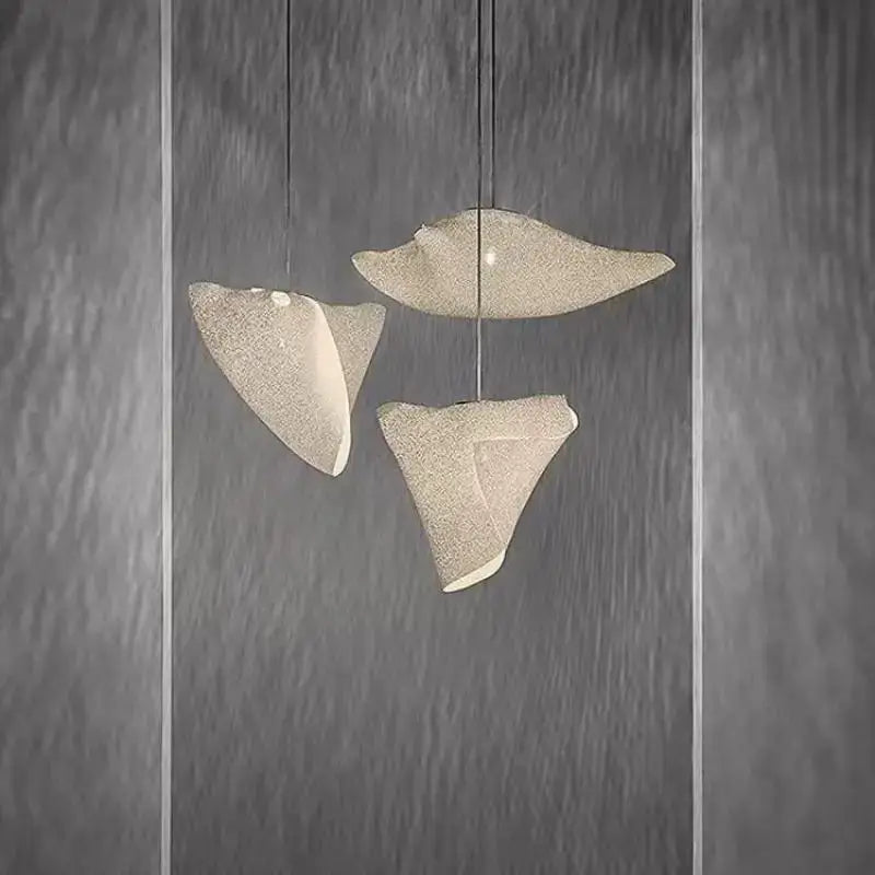 Suspension design organique blanche effet voile flottant