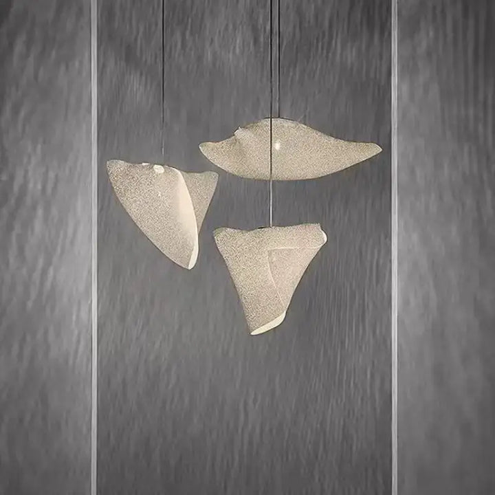 Suspension design organique blanche effet voile flottant