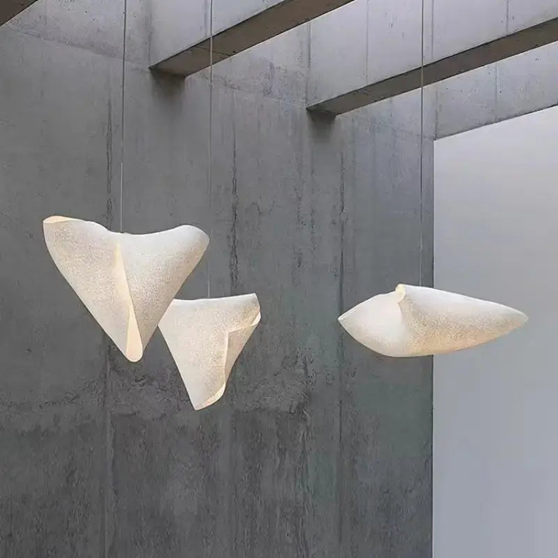 Suspension design organique blanche effet voile flottant