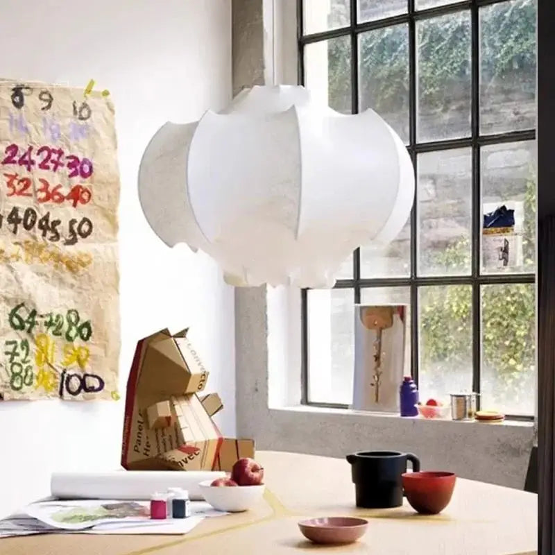 Suspension design organique blanche en tissu sculpté style contemporain