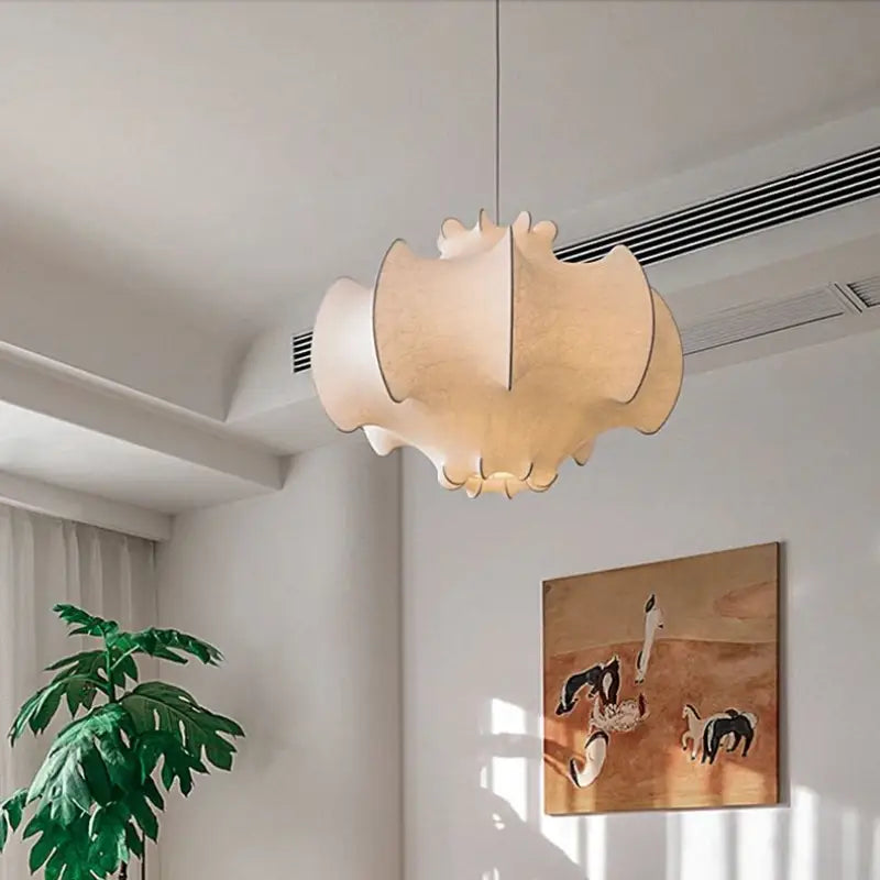 Suspension design organique blanche en tissu sculpté style contemporain