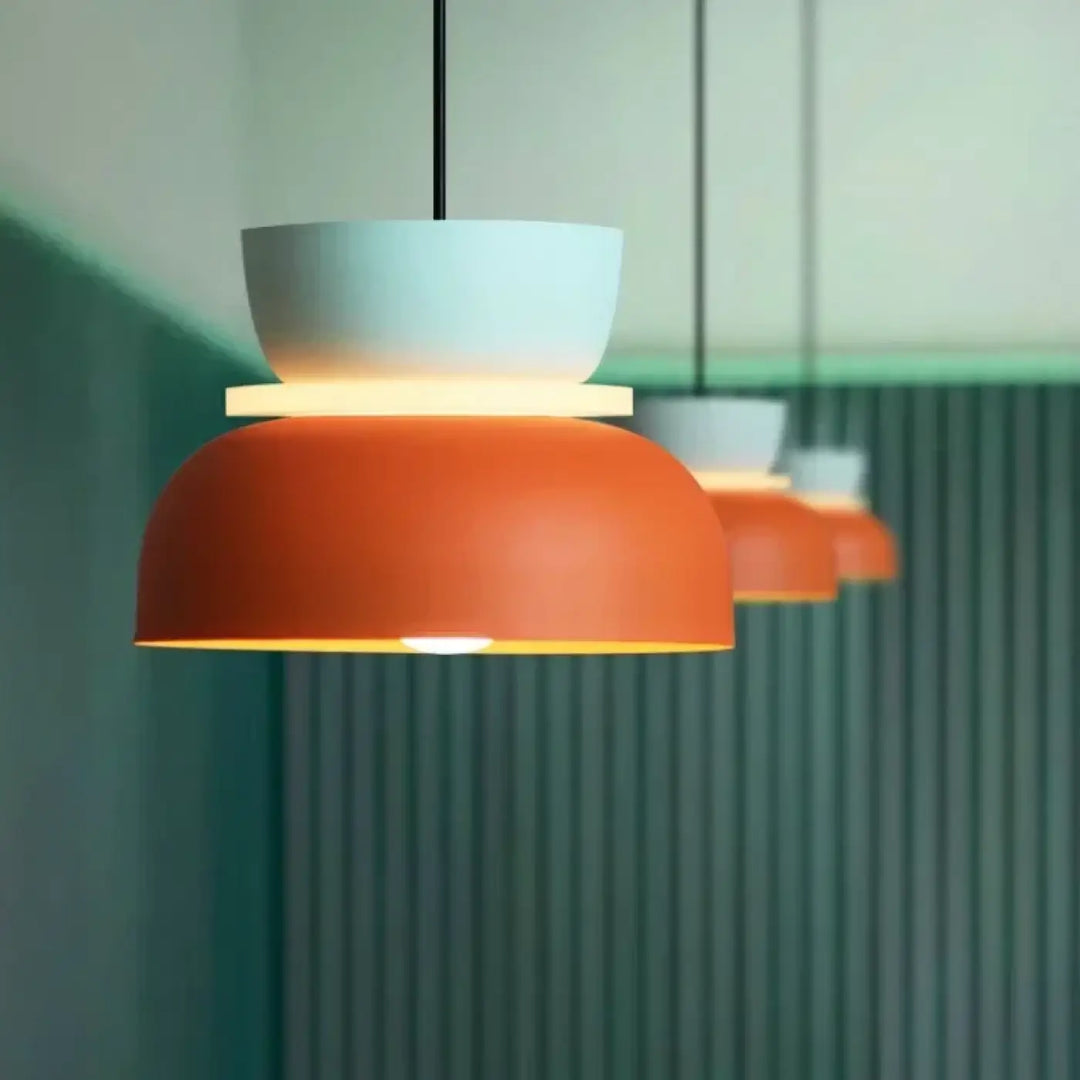 Suspension luminaire koppa avec design scandinave tasses superposées orange et blanc suspendue par cordons noirs