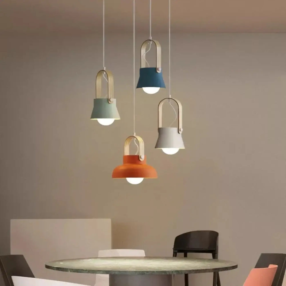 Suspension design scandinave multicolore avec détail en bois
