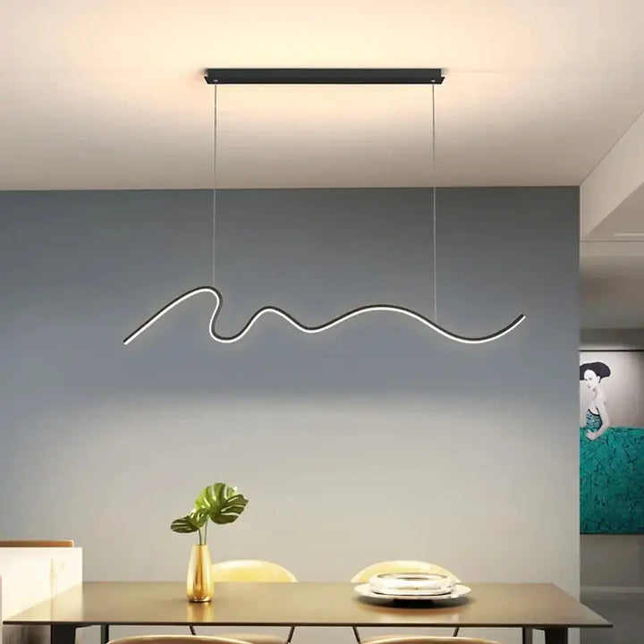 Suspension design sinueux pour intérieur minimaliste
