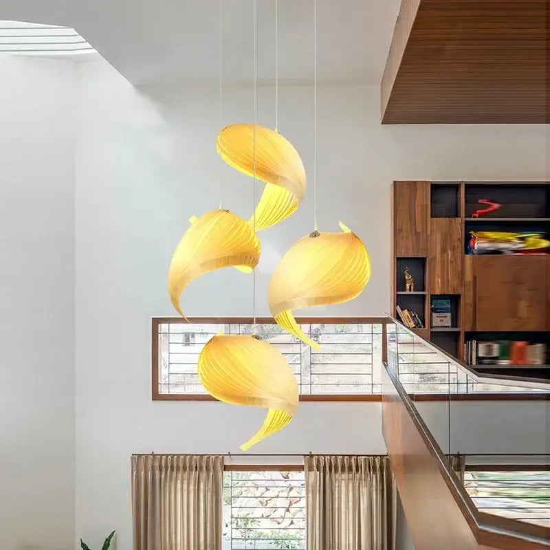 Suspension Design Spirale Jaune Moderne et Élégante

