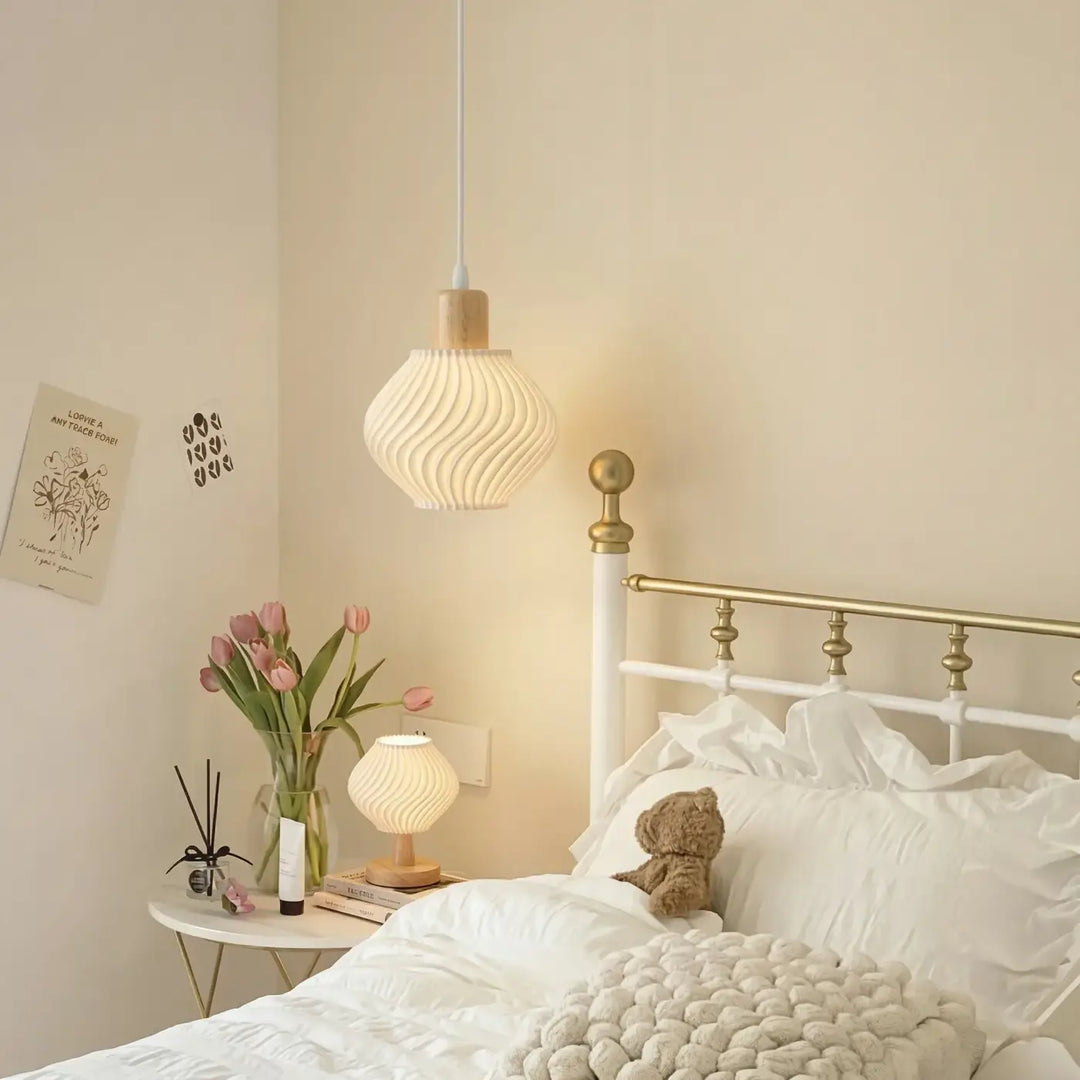 Suspension luminaire ondula en céramique crème côtelée avec top en bois et lumière douce pour une touche élégante
