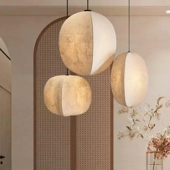 Suspension textile beige formes organiques intérieur élégant