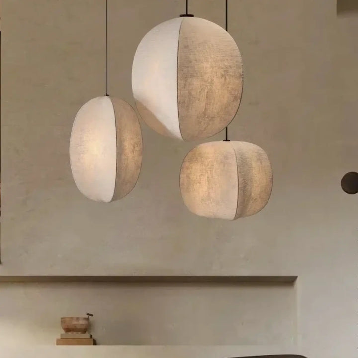 Suspension textile beige formes organiques intérieur élégant