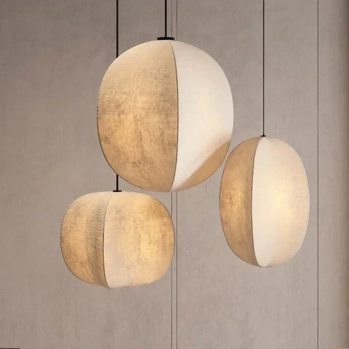 Suspension textile beige formes organiques intérieur élégant