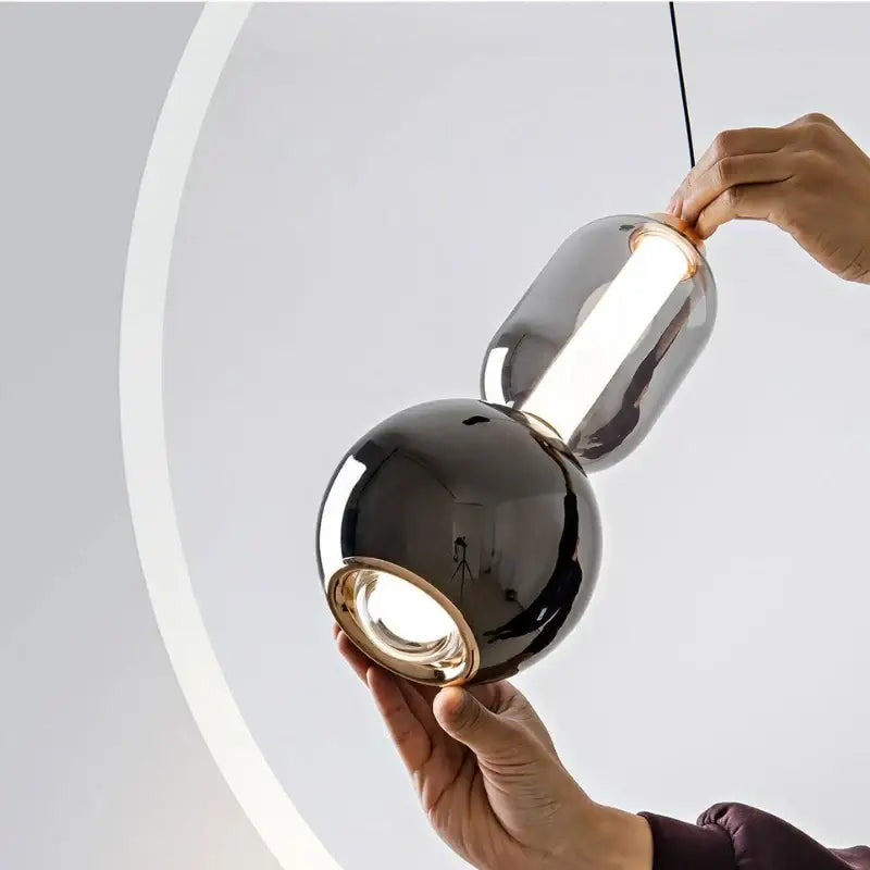 Suspension design en verre opalin et globe blanc moderne