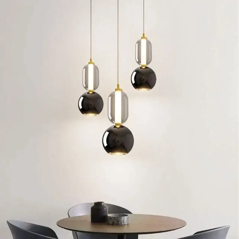 Suspension design en verre opalin et globe blanc moderne