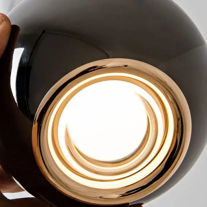 Suspension design en verre opalin et globe blanc moderne