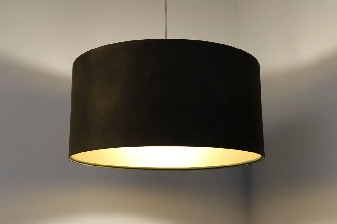 Suspension design vert finition doré avec abat-jour cylindrique noir pour éclairage décoratif et décoration intérieure