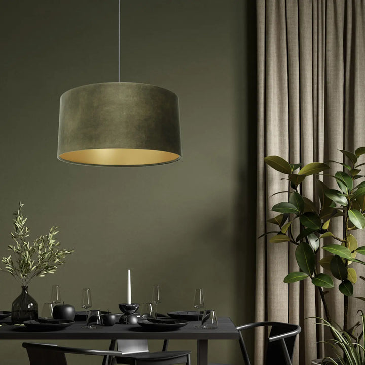 Suspension design vert olive en velours avec intérieur doré pour éclairage décoratif et décoration intérieure vintage glamour
