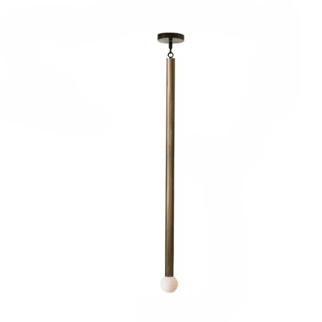 Suspension luminaire hinty avec tube métallique fin finition laiton et globe lumineux blanc mat design verticale minimaliste