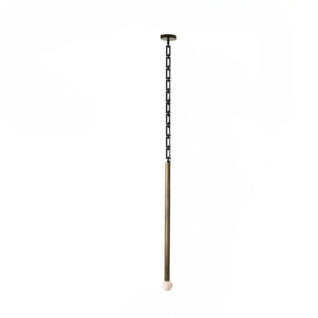 Suspension luminaire hinty avec tube métallique en laiton, chaîne noire et globe lumineux blanc, suspension design verticale