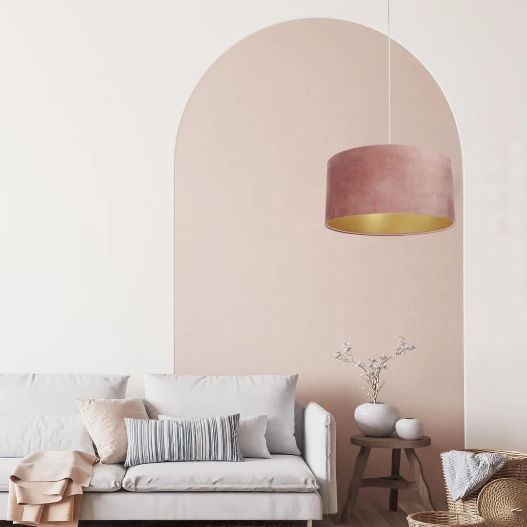Une suspension design vieux en velours rose poudré avec abat-jour textile élégant doré intérieur suspendue au plafond