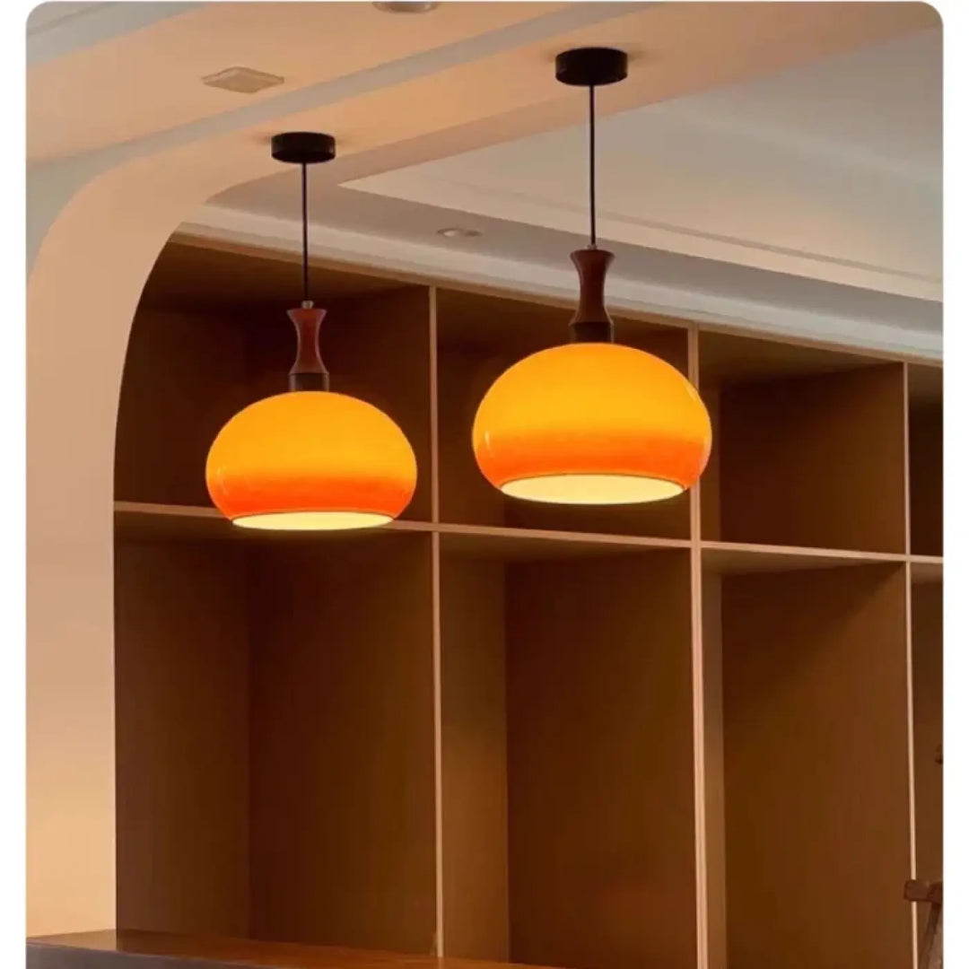 Deux suspensions design orange gradient avec tiges effet bois pour décoration intérieure style vintage revisité