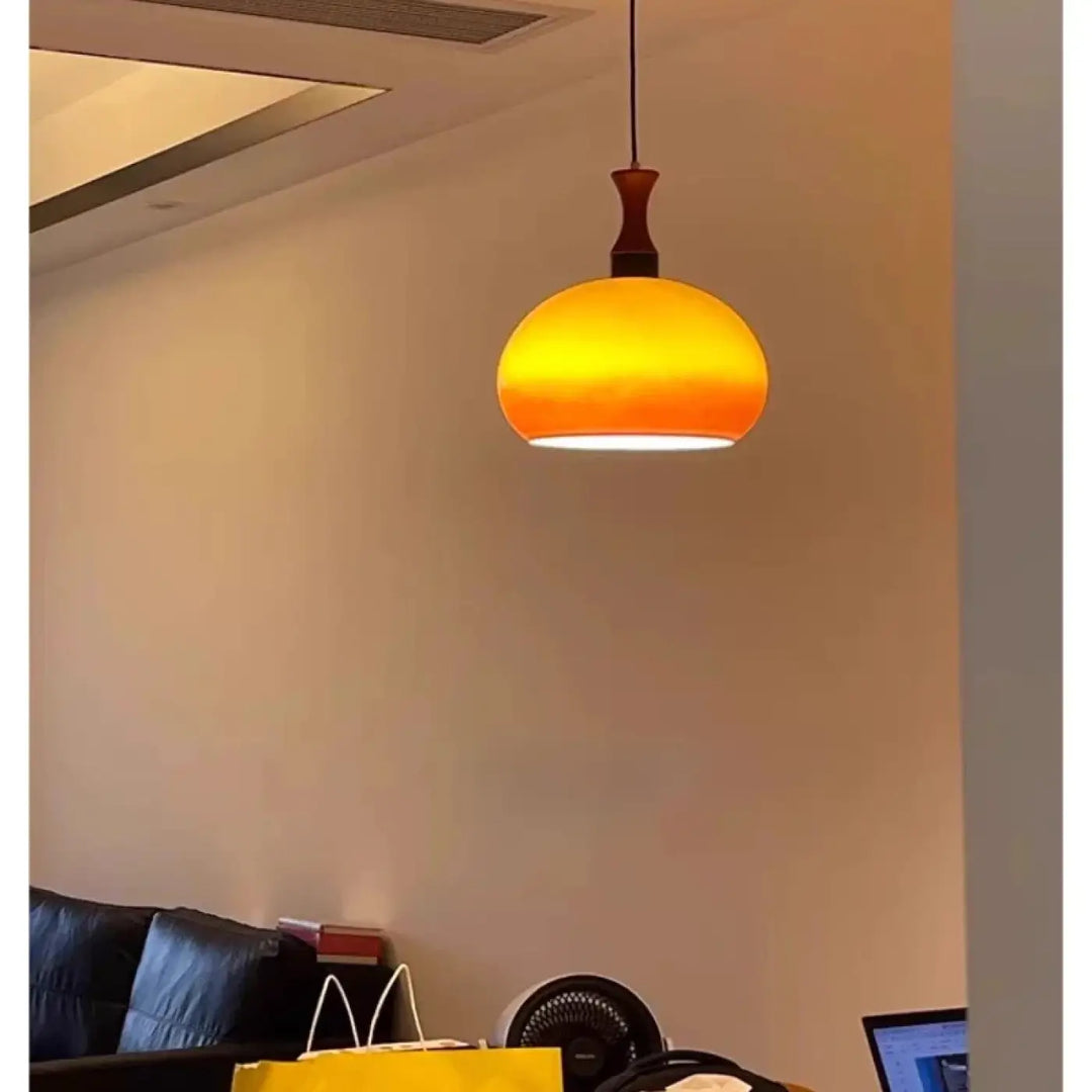 Suspension luminaire angy en verre ambré chaud avec tige en bois foncé pour une décoration intérieure style vintage revisité