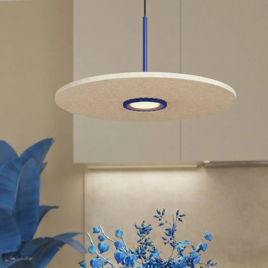 Suspension Ovo outremer et beige à disque de feutre dans un intérieur contemporain