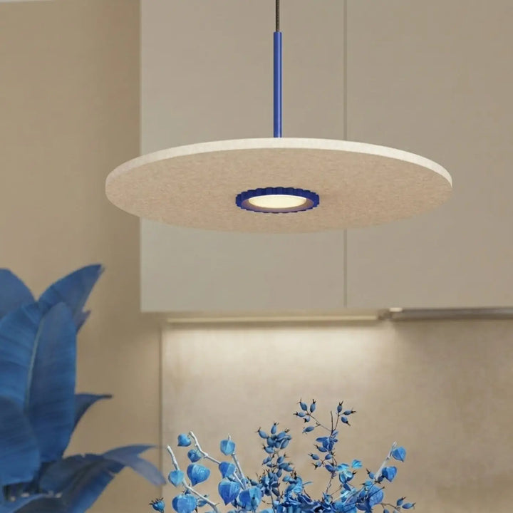 Suspension Ovo outremer et beige à disque de feutre dans un intérieur contemporain