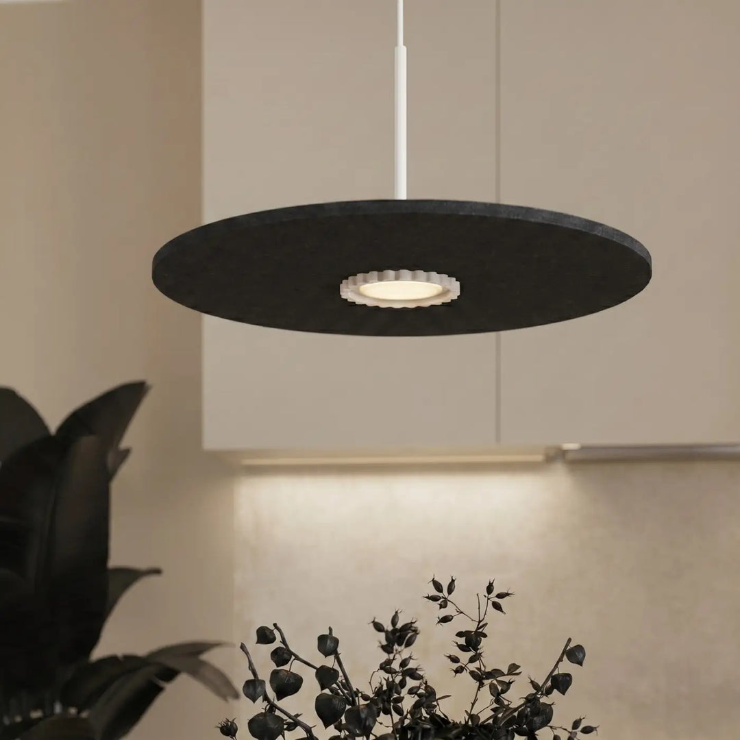 Suspension Ovo beige et noire à disque de feutre dans un intérieur contemporain