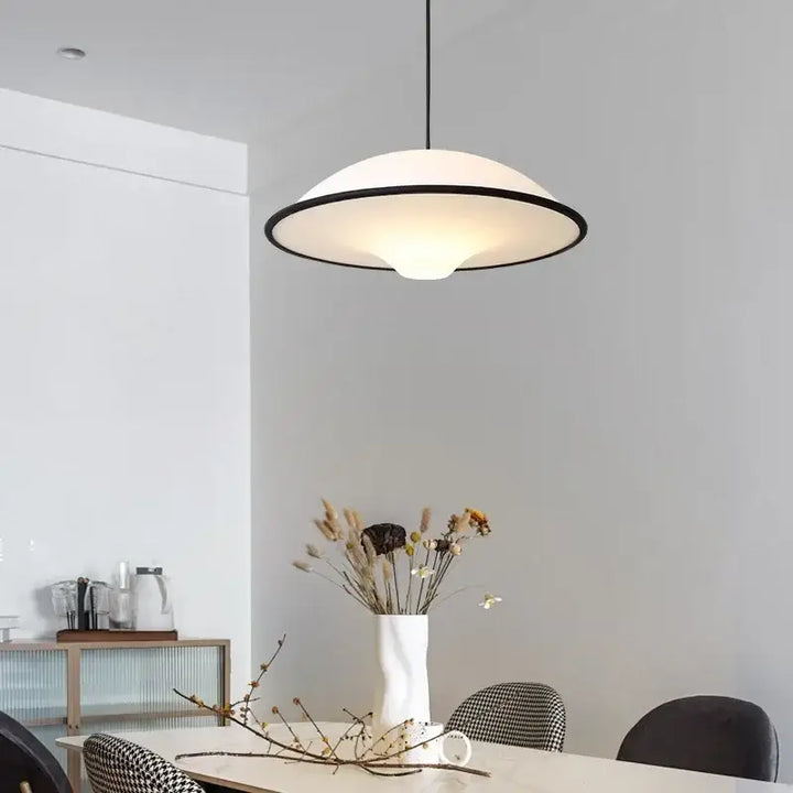 Suspension disque UFO blanche bord contrasté design moderne

