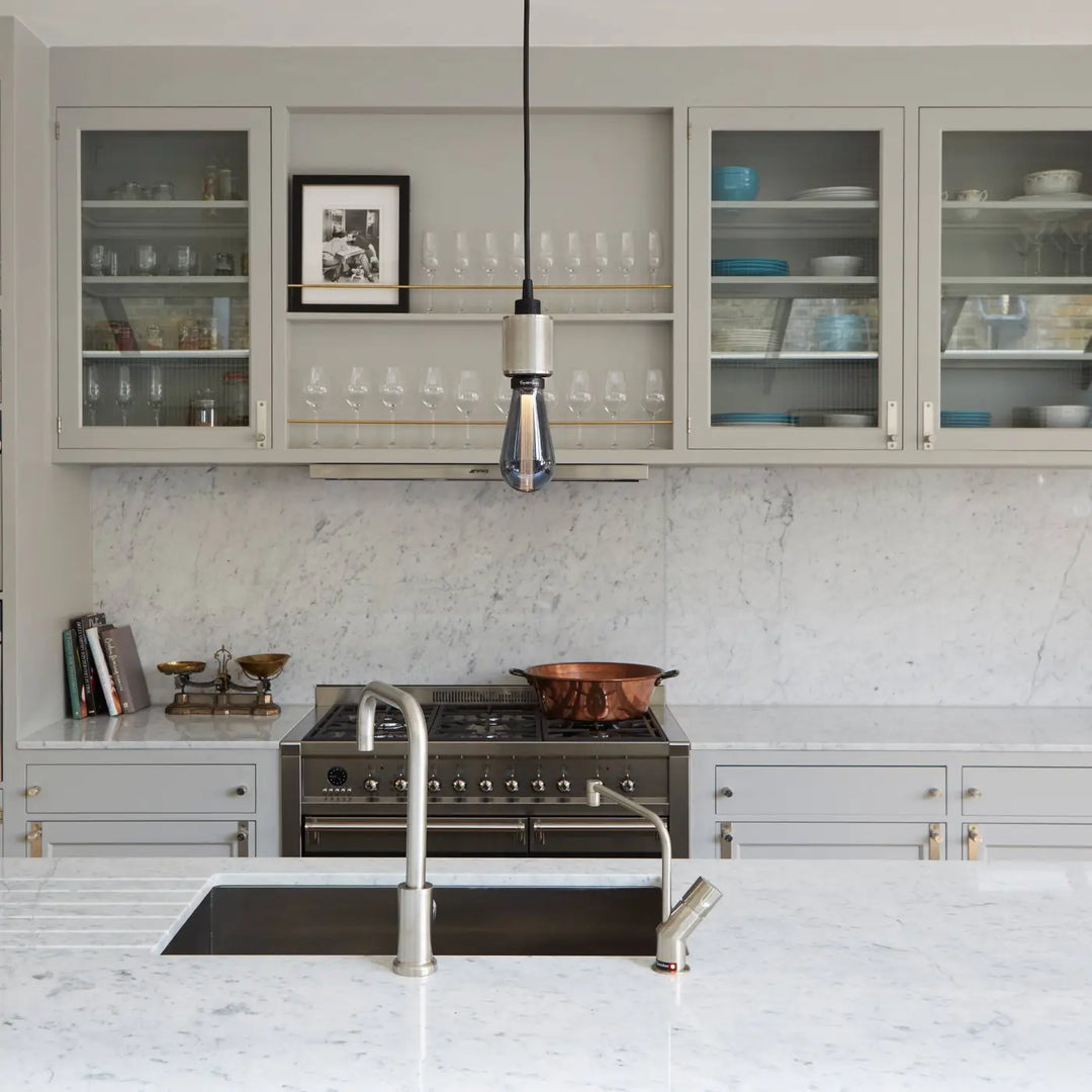 Suspension Heavy Metal à gravure quadrillée dans un intérieur #couleur_argent