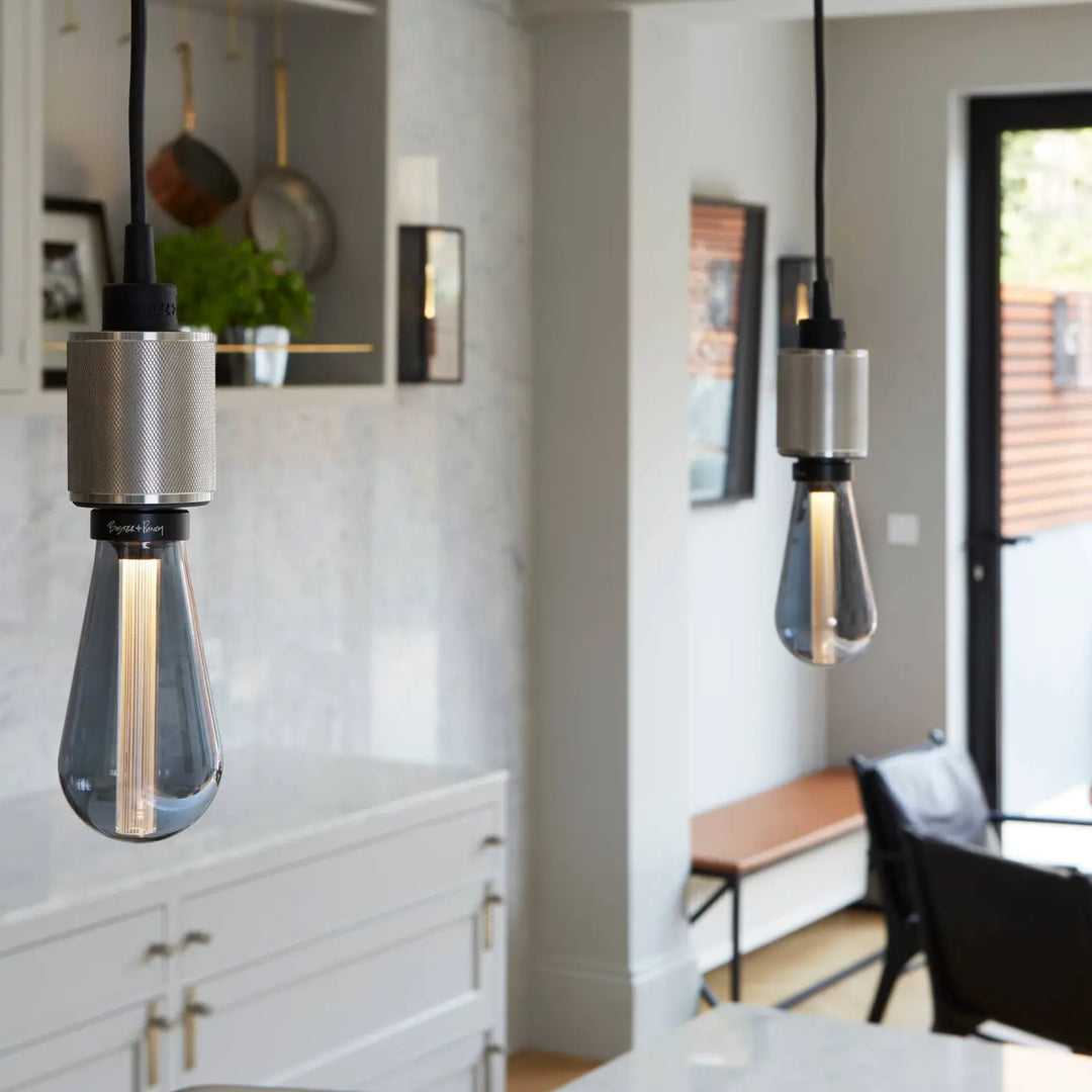 Suspension Heavy Metal à gravure quadrillée dans un intérieur #couleur_argent