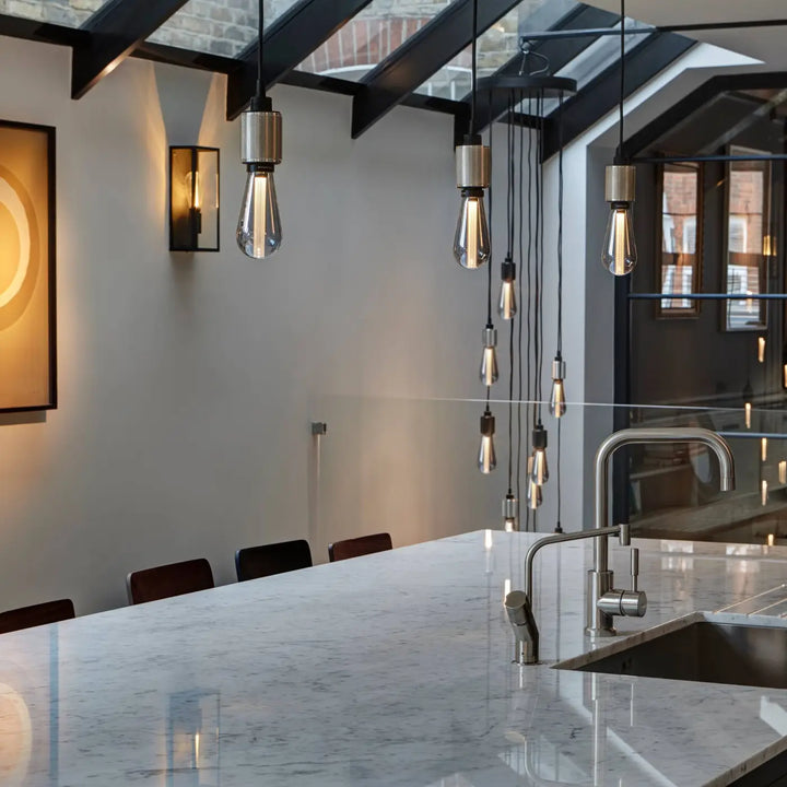 Suspension Heavy Metal à gravure quadrillée dans un intérieur #couleur_argent