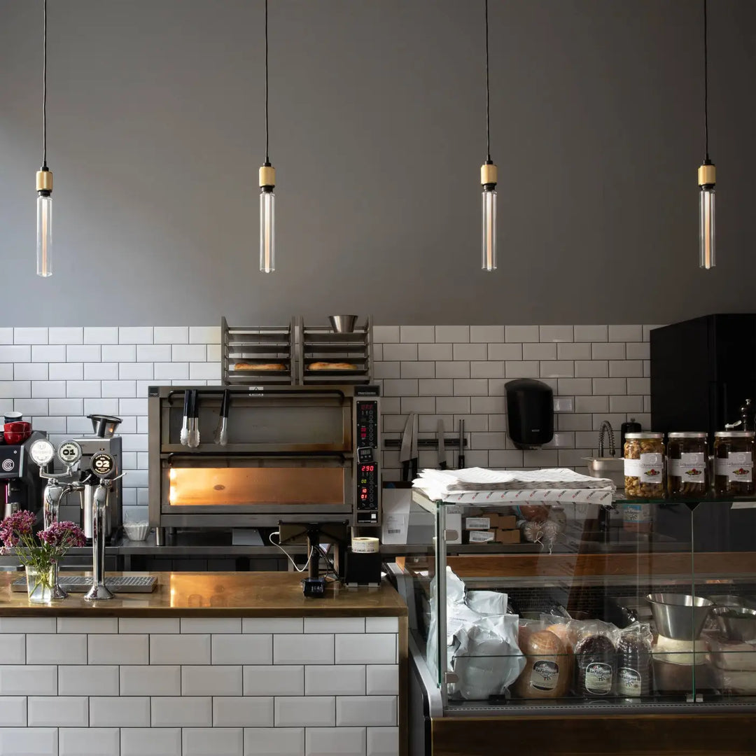 Suspension Heavy Metal à gravure quadrillée dans un bar #couleur_dor