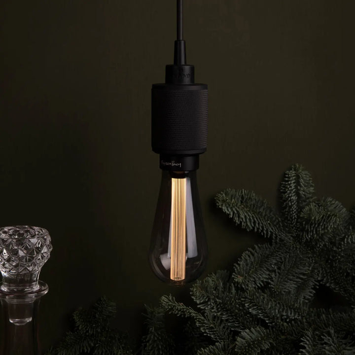 Suspension Heavy Metal à gravure quadrillée dans un intérieur #couleur_noir