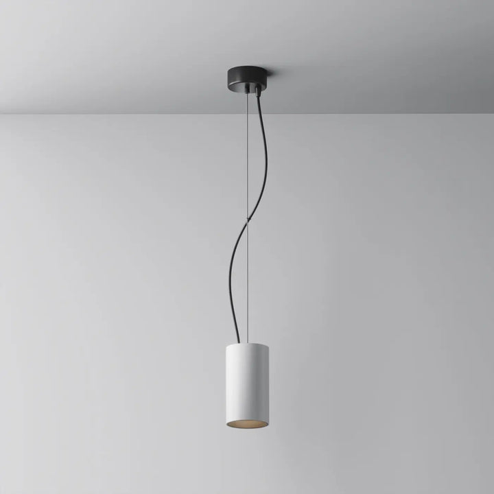 Suspension efir cylindre blanc minimaliste avec fixation noire pour éclairage au-dessus d’un îlot