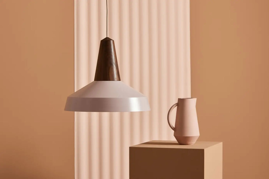 Tête en noyer et abat-jour rose pâle de la suspension Eikon Circus #couleur_rose
