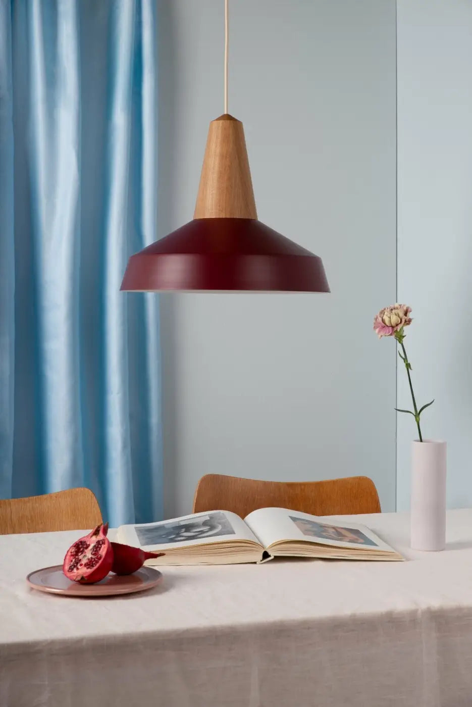 Tête en chêne et abat-jour bourgogne de la suspension Eikon Circus #couleur_rouge