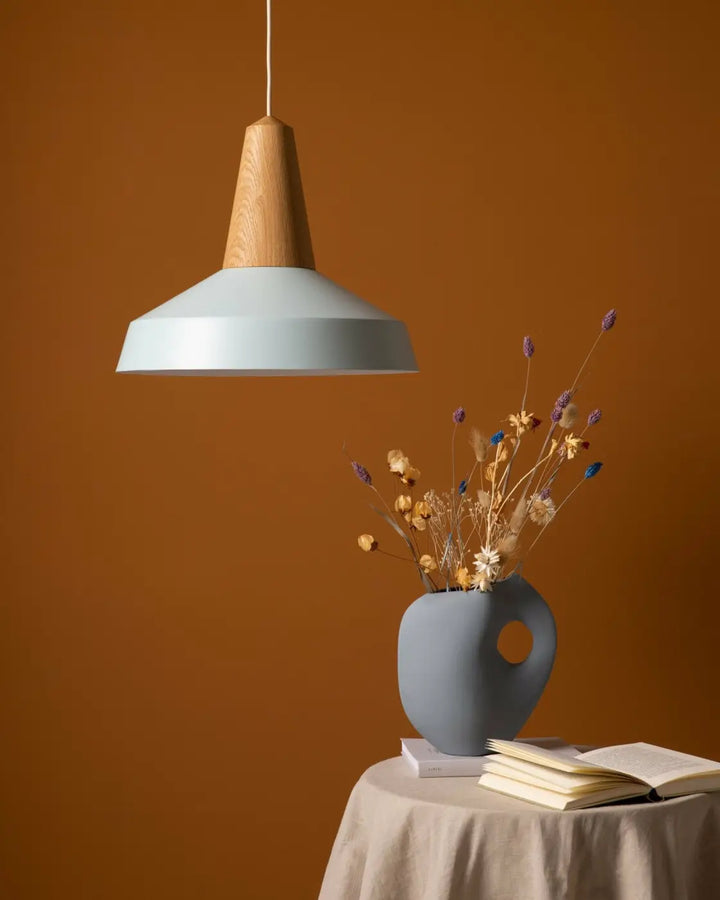 Tête en chêne et abat-jour bleu ciel de la suspension Eikon Circus #couleur_bleu