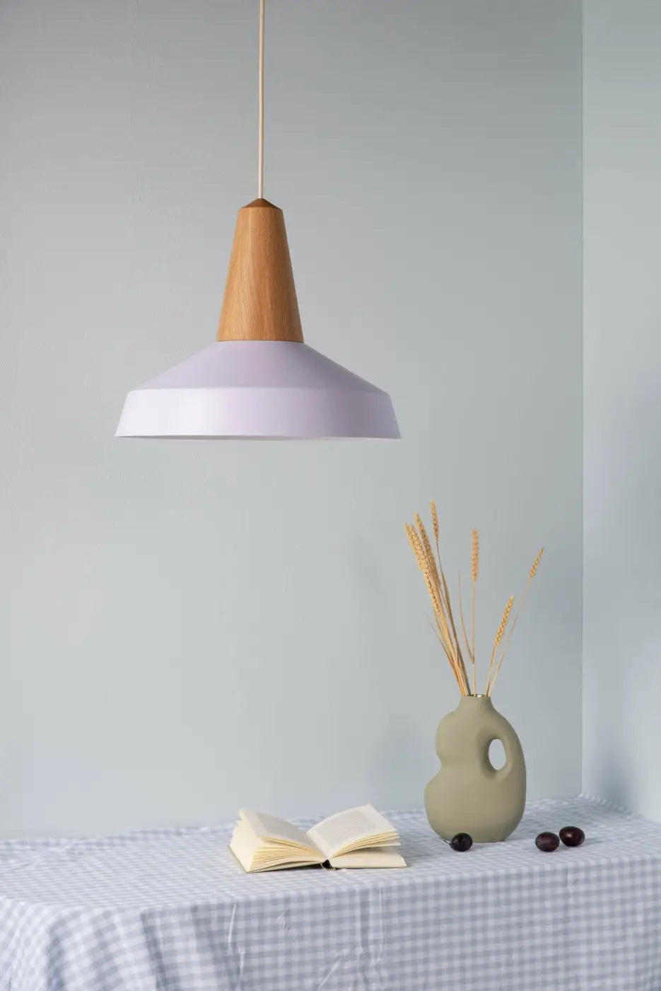 Tête en chêne et abat-jour lavande de la suspension Eikon Circus #couleur_violet