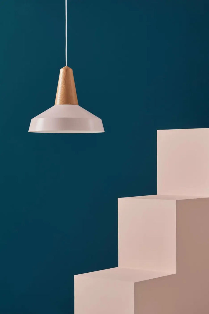 Tête en chêne et abat-jour rose pâle de la suspension Eikon Circus #couleur_rose