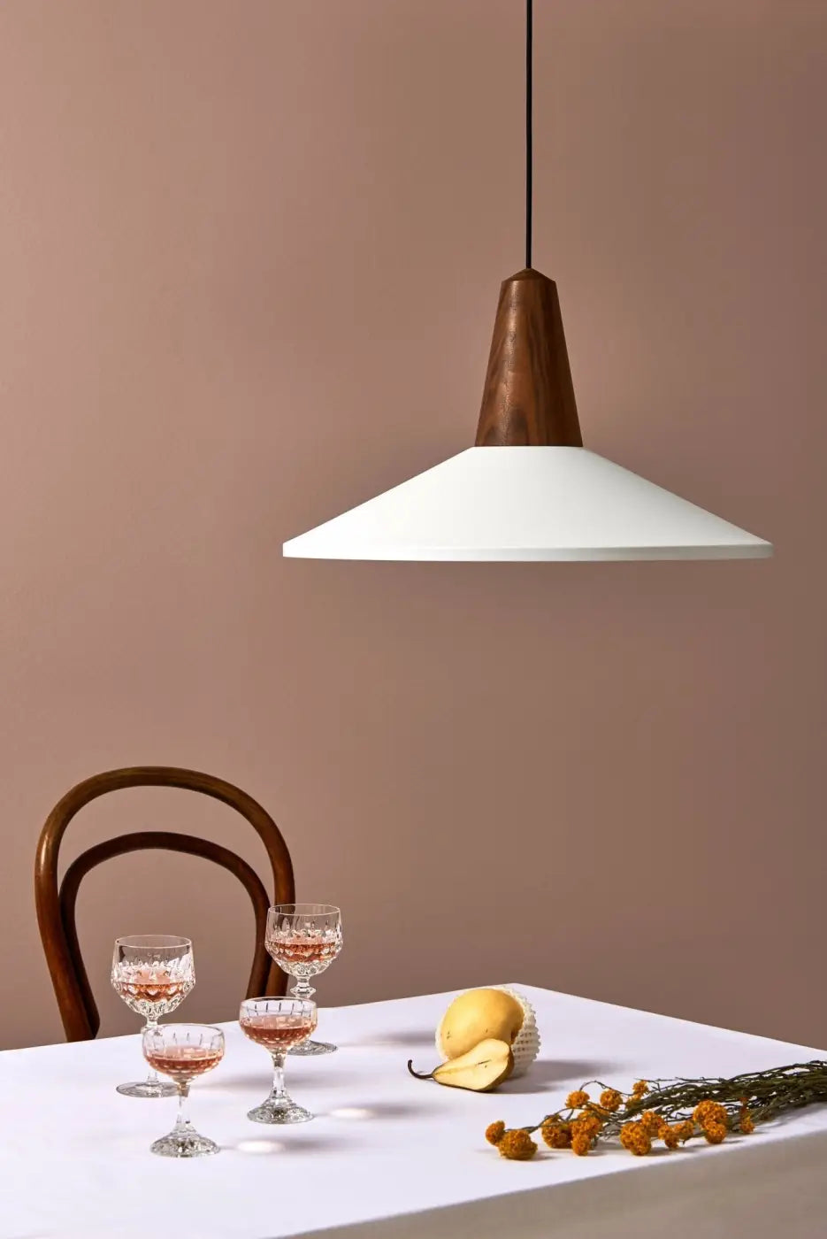 Abat-jour blanc et base en frêne de la suspension Eikon Shell #couleur_blanc
