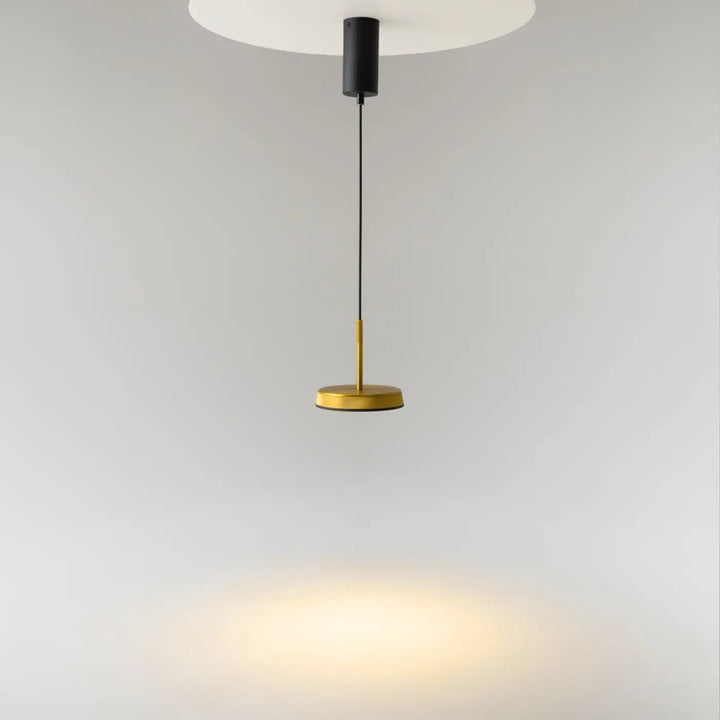 Suspension luminaire el led moderne avec aluminium noir, tige et base dorées, lumière douce diffuse par un abat-jour blanc opaque