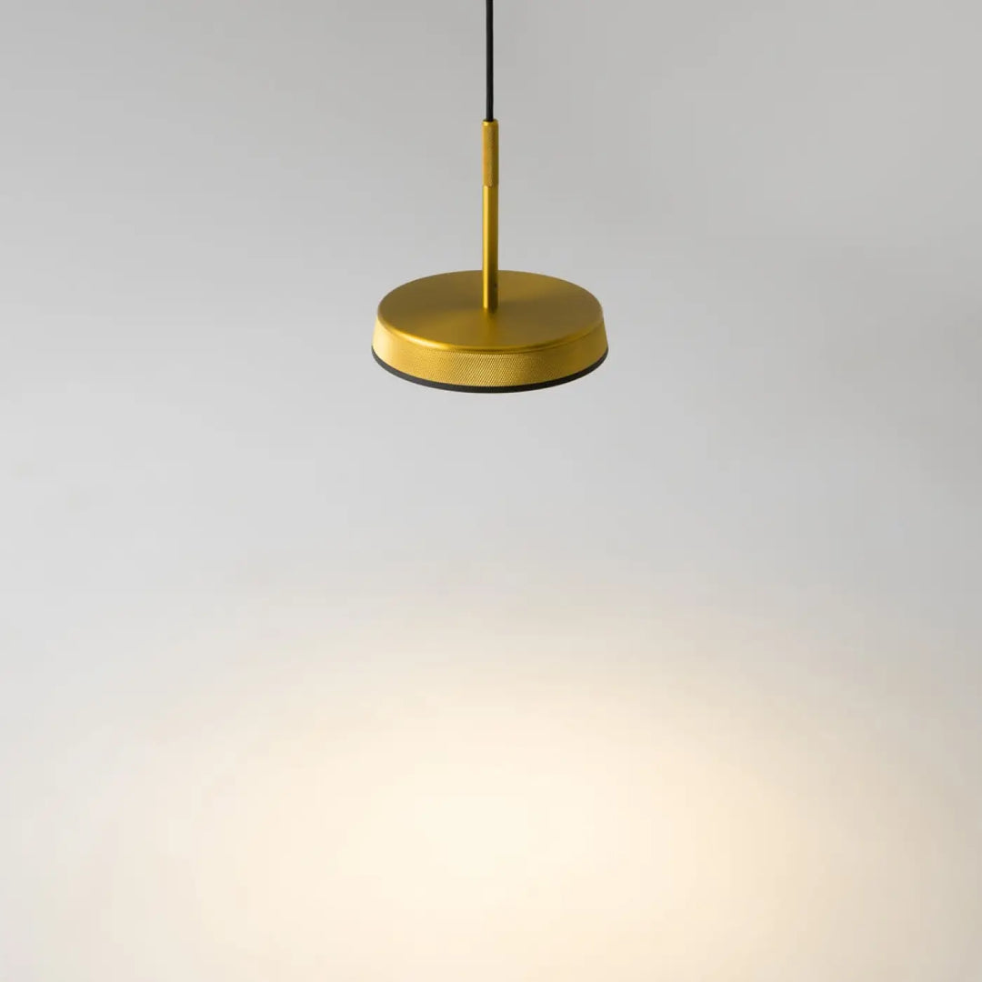 Suspension luminaire el coupole en aluminium noir avec lumière douce et design minimaliste en métal doré