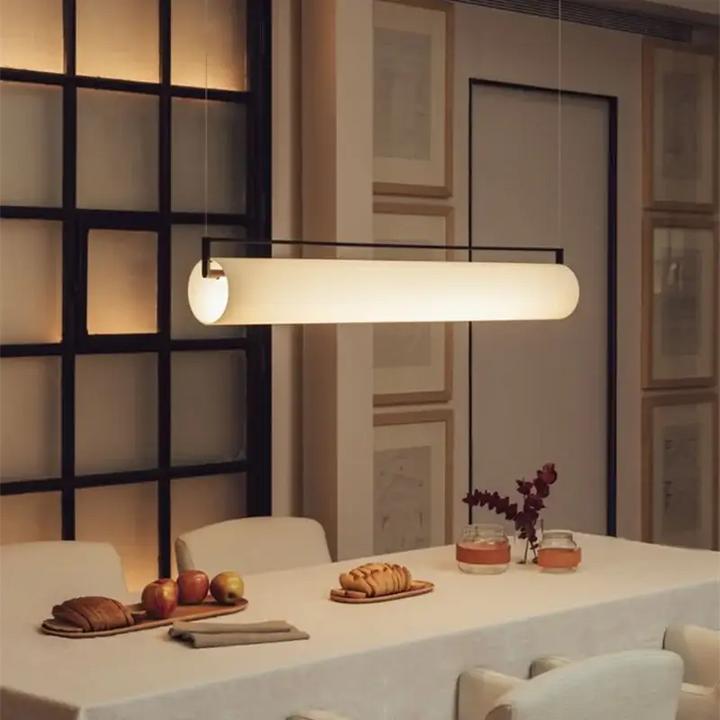 Suspension Élégante Opaline Pour Salle À Manger Intime

