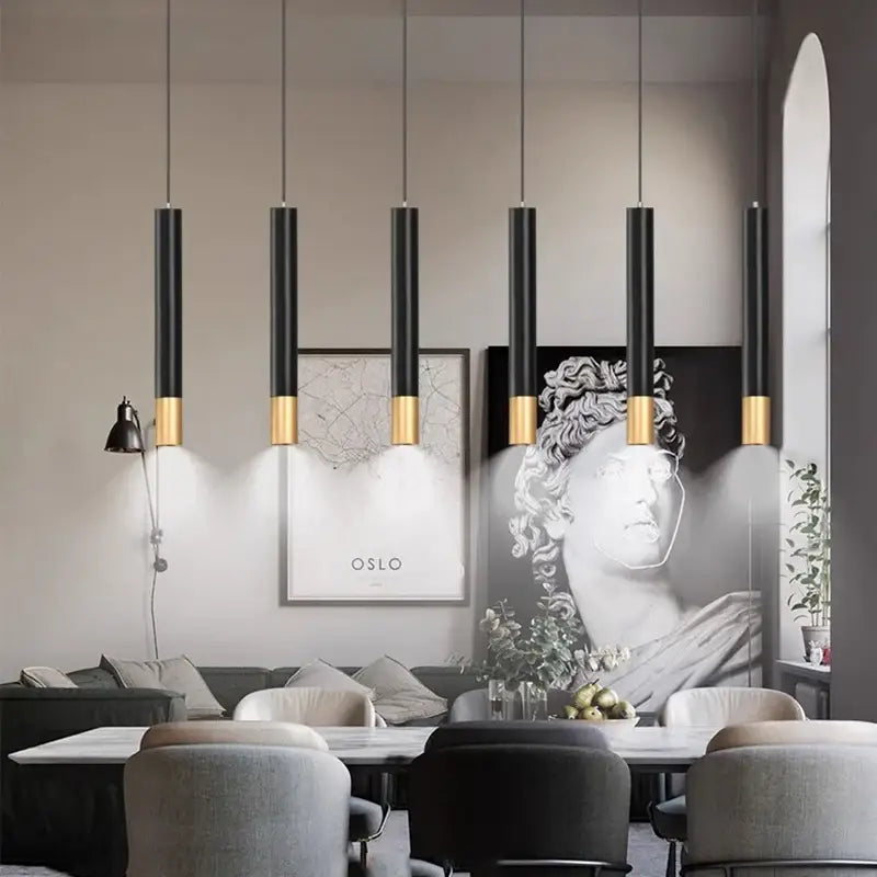 Suspension Élégante Avec Tubes Noirs Et Embouts Dorés