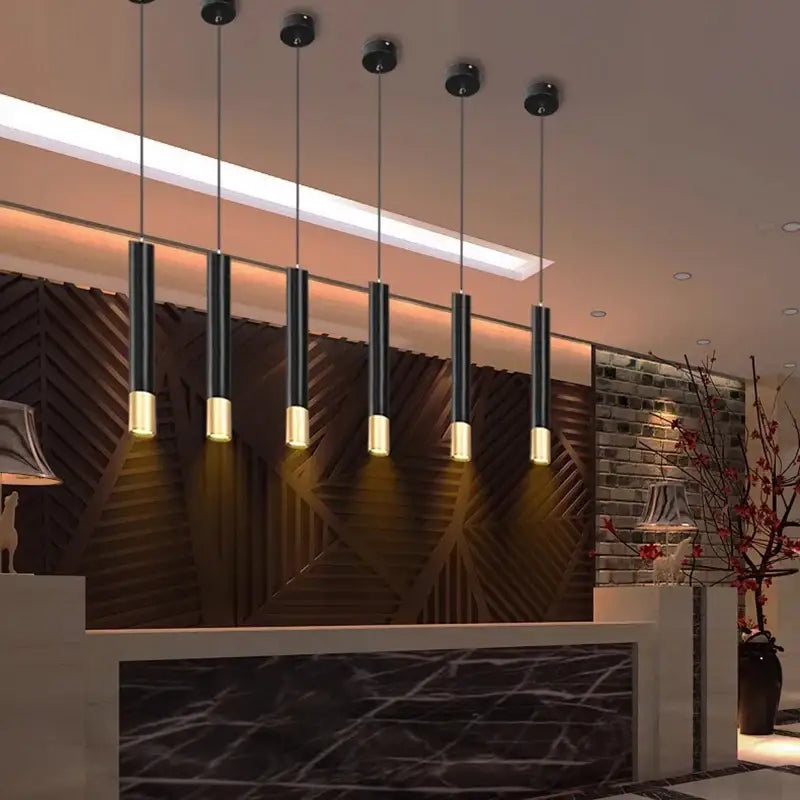 Suspension Élégante Avec Tubes Noirs Et Embouts Dorés