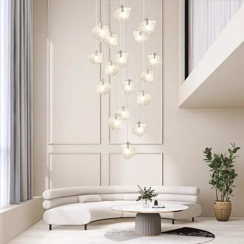 Suspension en cascade de boules transparentes lumineuses