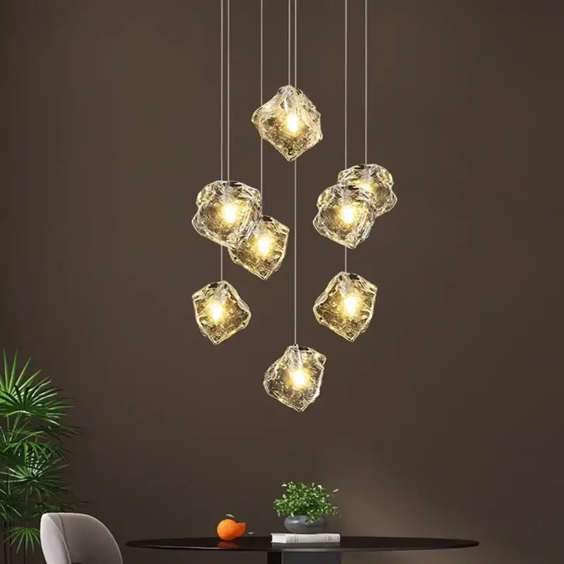 Suspension en cascade de boules transparentes lumineuses