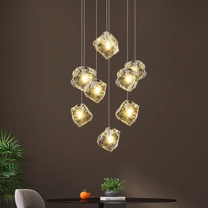 Suspension en cascade de boules transparentes lumineuses