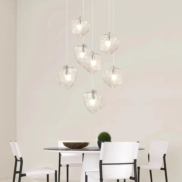 Suspension en cascade de boules transparentes lumineuses