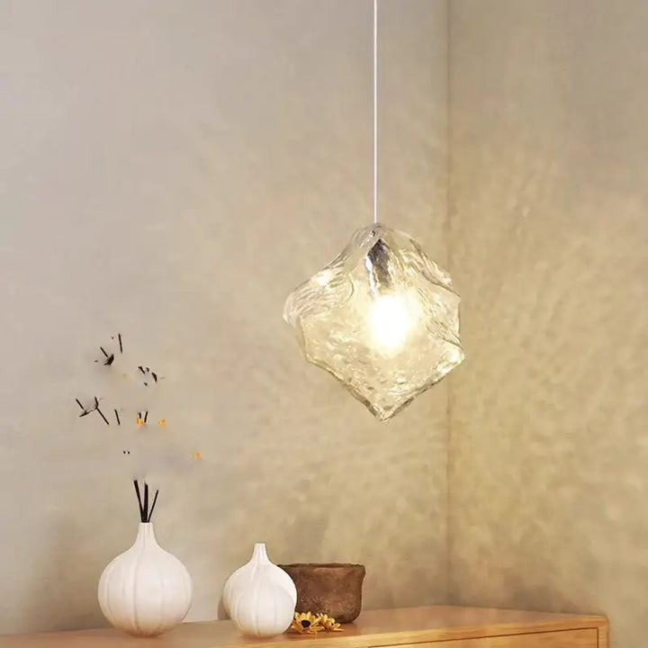 Suspension en cascade de boules transparentes lumineuses
