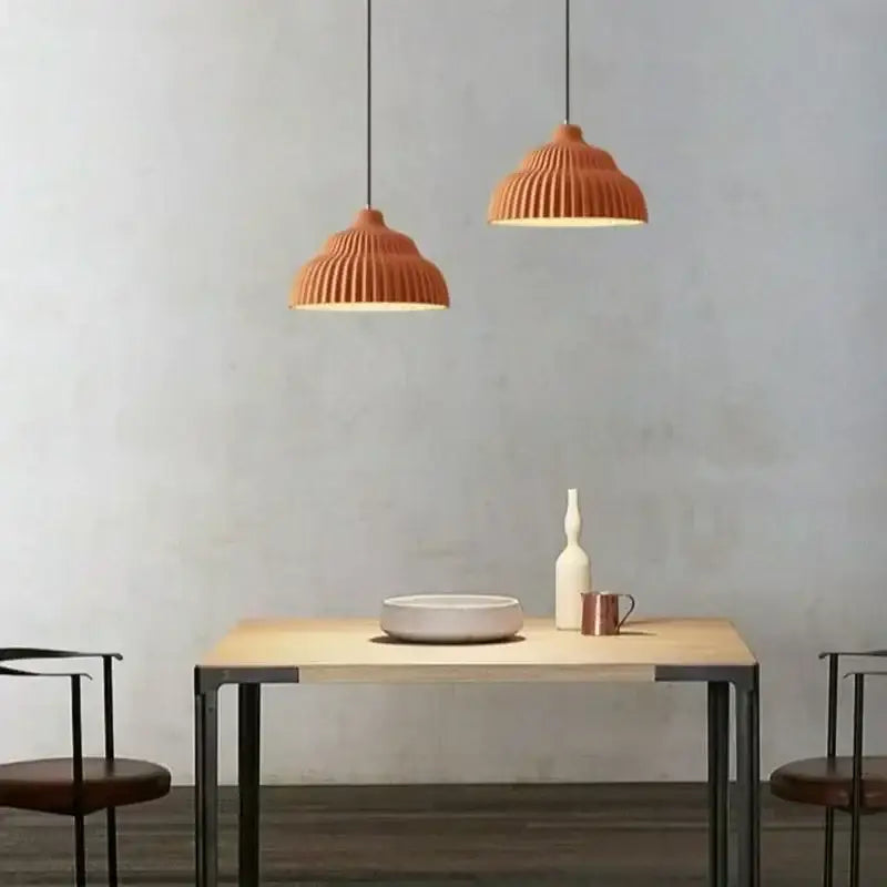 Suspension en céramique plissée design gris et orange
